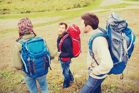 冒险,旅行,旅游,徒步旅行人们的群微笑的朋友背包户外图片