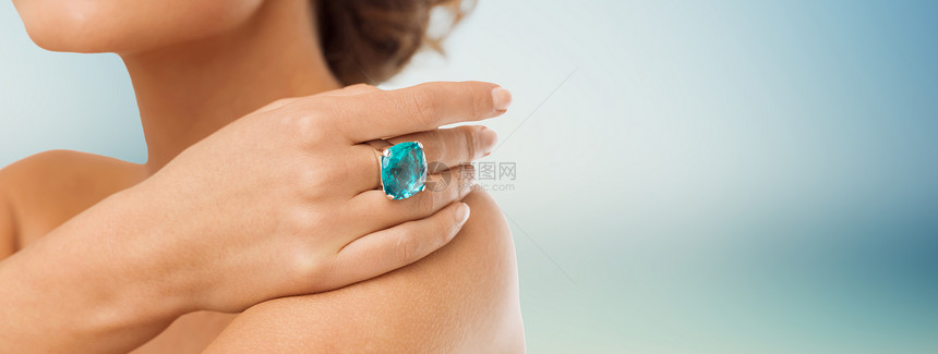 美丽,珠宝,人配件的近距离的女人与鸡尾酒戒指蓝色背景上图片