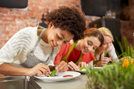 烹饪课,友谊,食物人的快乐的女人厨房用盘子饭装饰盘子图片