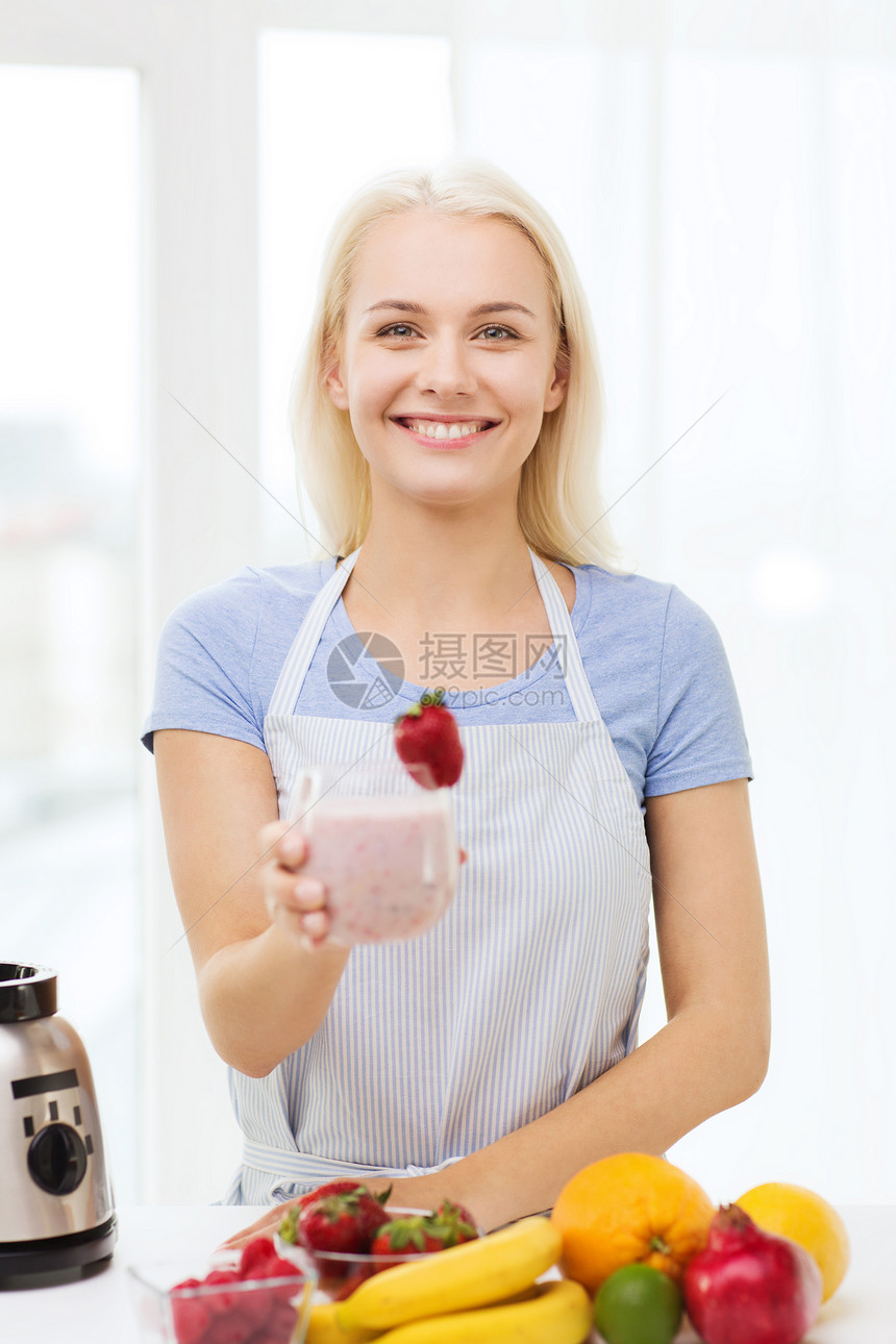 健康的饮食,烹饪,素食,节食人们的观念微笑的女人着杯水果奶昔家图片