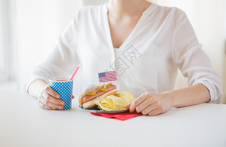 吃热狗与美国装饰薯片图片