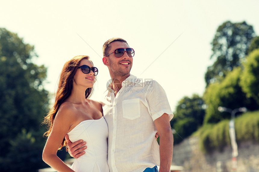 爱,旅游,人与友谊的微笑的夫妇戴着太阳镜拥抱指指点点公园图片