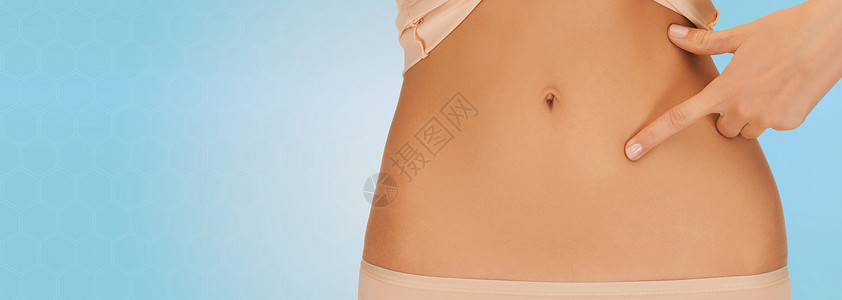月经期健康,消化,美丽,人减肥的近距离的女人指着腹部的蓝色背景背景
