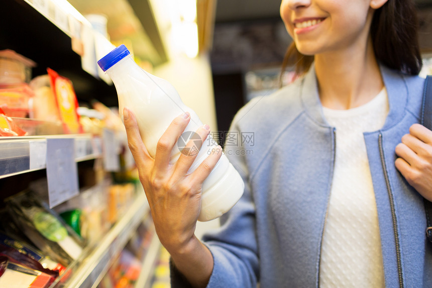 销售,购物,消费主义,食品人的快乐的轻妇女持奶瓶市场上图片