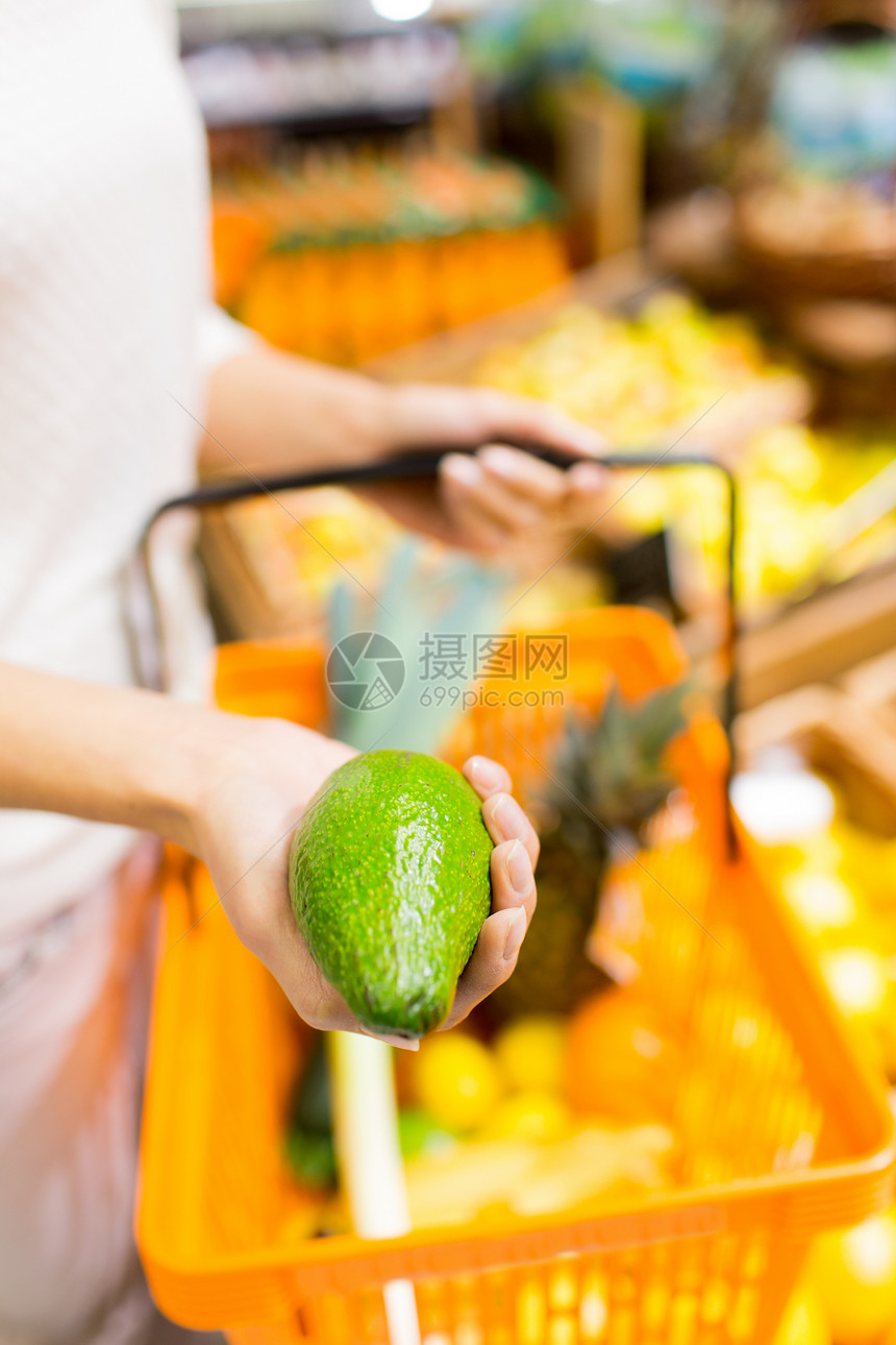 销售,购物,消费主义人的轻妇女的食物篮子鳄梨市场上图片