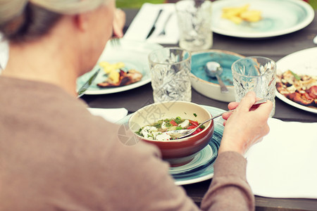 家庭,晚餐,假期人们的密切妇女夏季花园吃汤图片