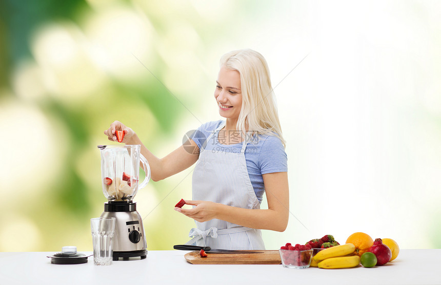 健康的饮食,烹饪,素食,饮食人们的微笑的轻女人,把水果浆果水果搅拌机绿色的自然背景图片