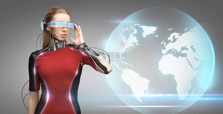 人,技术,未来进步轻妇女与未来主义眼镜微芯片植入传感器灰色背景上的蓝色地球全息图图片