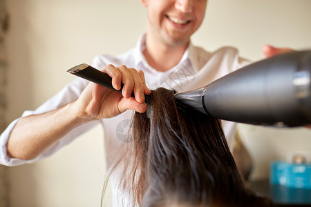 美容,发型,干人的理发师与风扇刷子美发厅热造型背景图片