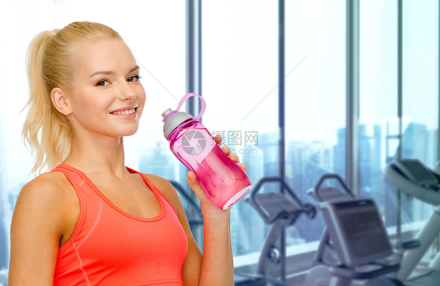健身娱乐活动的快乐女人手拿水瓶喝水图片