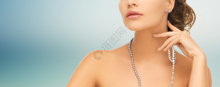 时尚,风格,珠宝,美丽人的美丽的女人戴着珍珠耳环项链蓝色的背景图片
