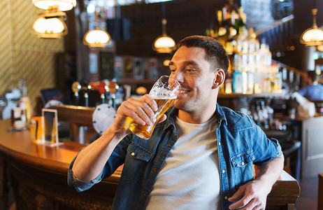 人,饮料,酒精休闲快乐的轻人酒吧酒吧喝啤酒高清图片