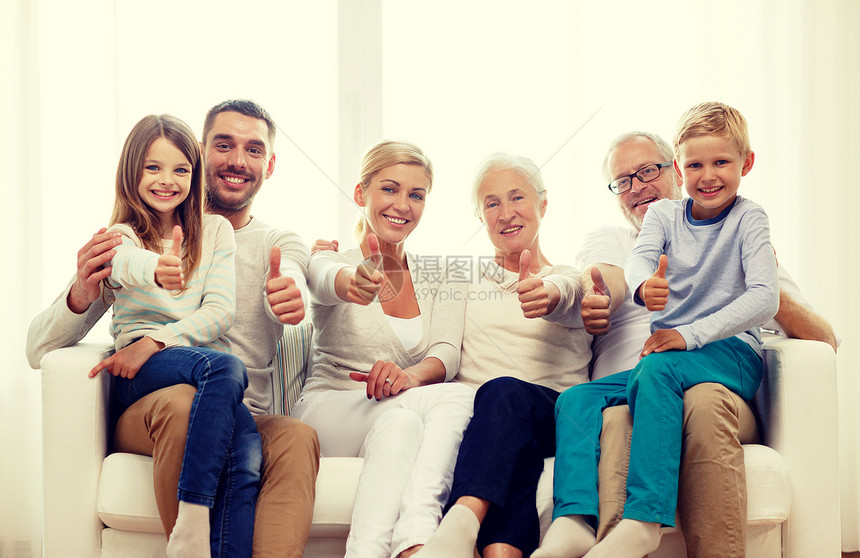 家庭幸福世代人的幸福的家庭坐沙发上,家里竖大拇指图片