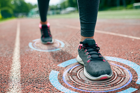 健身,运动,训练,人健康的生活方式妇女的脚轨道上运行与未来的全息图图片