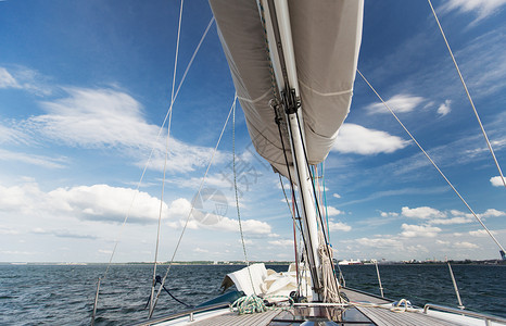 度假旅行游轮休闲帆船桅杆游艇海上航行图片