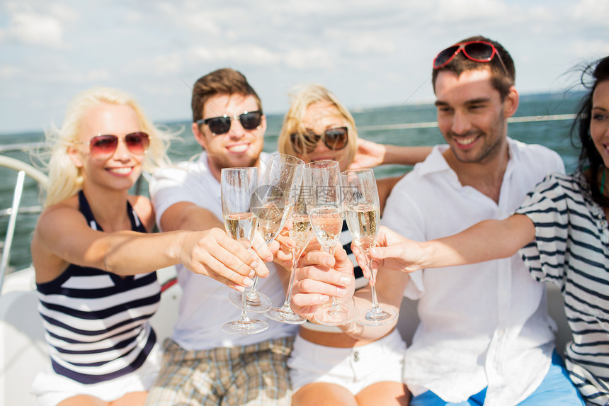 假期,旅行,海洋,假期人的亲密的快乐朋友,碰杯香槟航行游艇上图片