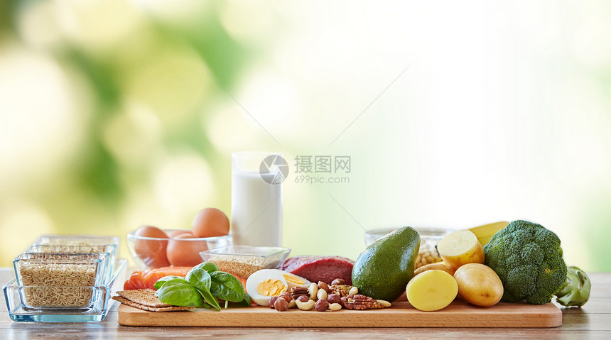 平衡饮食,烹饪,烹饪食品蔬菜,水果肉类木制桌子上绿色自然背景图片