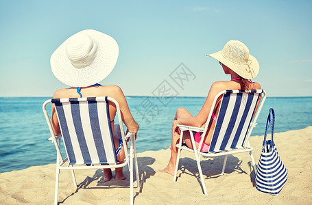 暑假,旅行人们的快乐的女人海滩的休息室日光浴图片