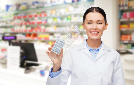 医药,药房,人,保健药理学快乐的轻女药剂师与药丸药店的背景图片