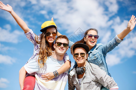 暑假,人际关系青少观念微笑的青少戴着太阳镜外玩得很开心图片