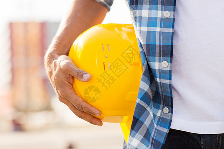 建筑建筑防护装备人的建筑工人手黄色安全帽头盔施工场景图片