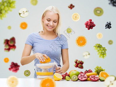 健康饮食,素食,饮食,排人们的微笑的女人挤压果汁水果浆果的灰色背景图片
