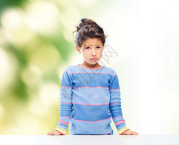 人,童情感的悲伤的小女孩绿色的背景图片