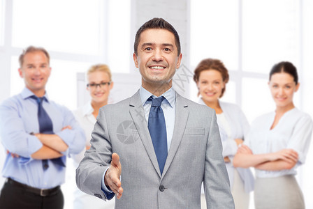 商业,人,手势,伙伴关系问候快乐的微笑商人穿着西装,队办公室的背景下握手图片