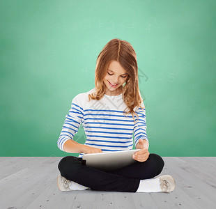 教育,学校,技术,童人的快乐的小学生女孩与平板电脑绿色粉笔板背景图片
