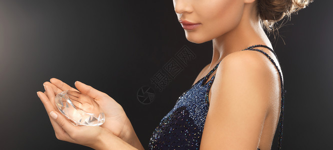 穿着大钻石晚礼服的漂亮女人背景图片