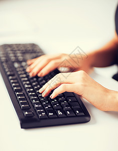 女人键盘上打字的照片图片