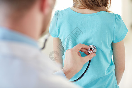 医疗保健,医学考试,人,儿童医学密切女孩医生听诊器听心跳图片