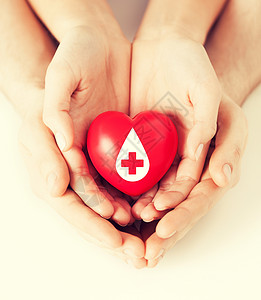 医疗保健医药献血男女手着红色的心脏捐献者的标志背景图片