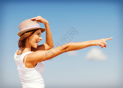 暑假假期戴帽子的女孩海滩上方向图片