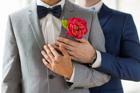 人,同婚姻爱情亲密的幸福已婚男夫妇穿着西装,婚礼上纽扣孔蝴蝶结图片