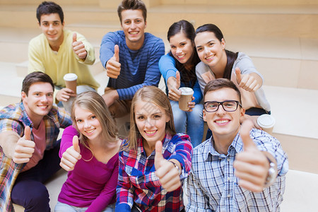 教育,高中,友谊,饮料人的群微笑的学生用纸咖啡杯展示竖大拇指的手势图片