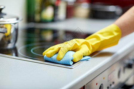 人,家务家务亲密的妇女手家里厨房用抹布清洁炊具保护手套图片