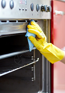 人,家务家务亲密的女人手家里厨房用抹布清洁烤箱保护手套图片