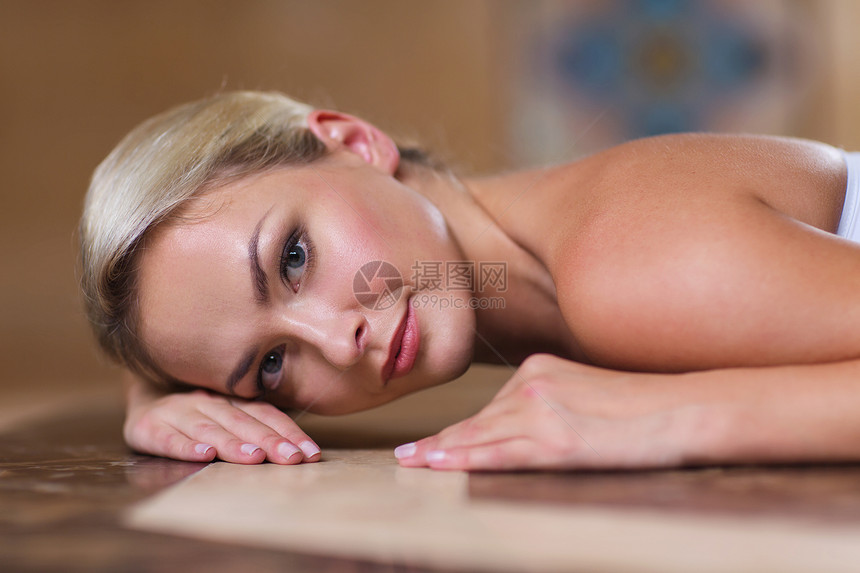 人,美,水疗,健康的生活方式放松的美丽的轻女人躺土耳其浴室的吊床上图片