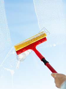 人,家务家务用海绵拖把泡沫把手清洁窗户璃关上图片