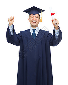 教育,毕业人的微笑的成人学生黑板上,文凭举手来笑图片