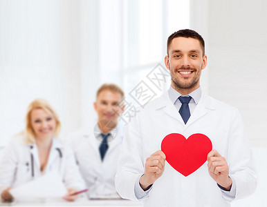 医学,职业医疗保健微笑的男医生红心图片