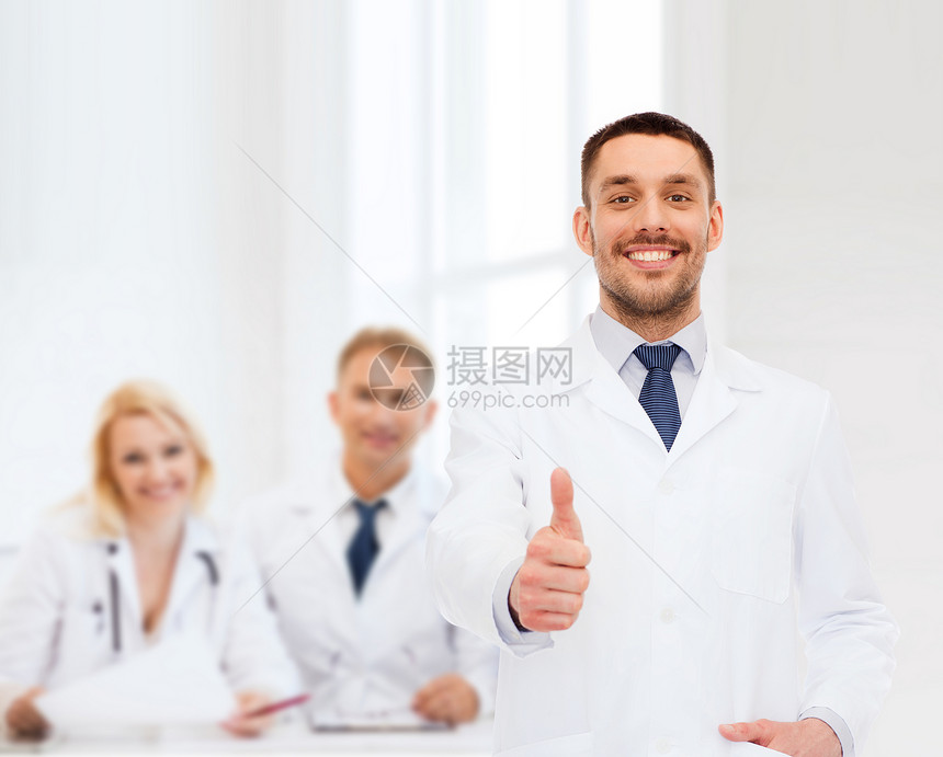 医疗保健,职业医学微笑的男医生白色背景上竖大拇指图片