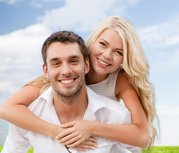 暑假,假期,约会爱情快乐的夫妇蓝天草地背景下玩得很开心图片