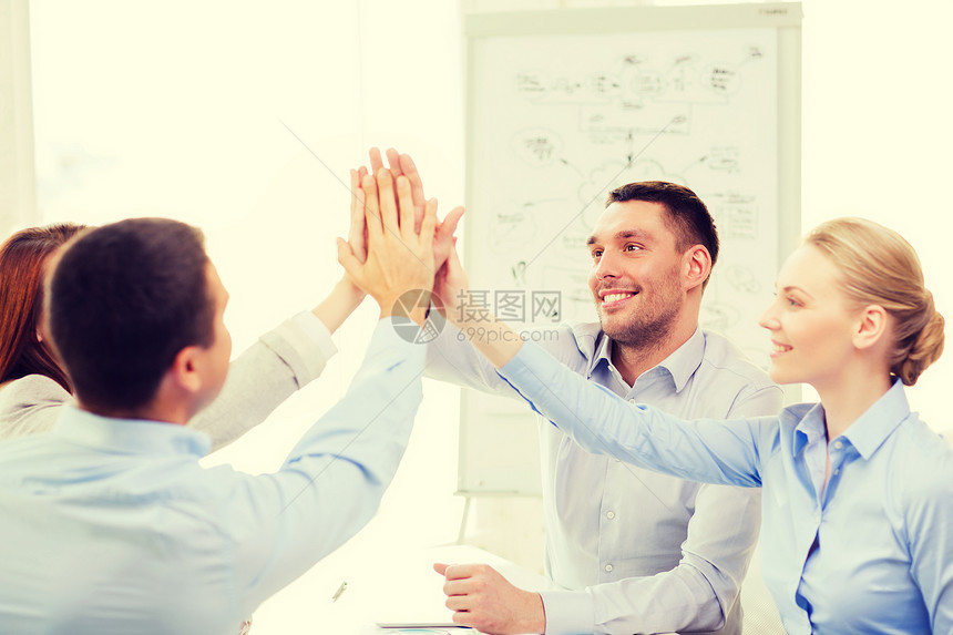 成功,商业,办公室获胜的快乐的商业队给予高五办公室图片