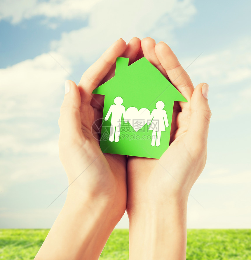 房地产家庭住宅特写图片,女手握绿色纸屋与家庭双手抱着绿色的房子家人图片