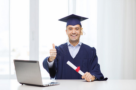 教育,毕业,商业,技术人的快乐的成人学生黑板上,文凭笔记本电脑大拇指家办公室图片