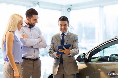 汽车业务,汽车销售,技术人的快乐夫妇与汽车经销商车展沙龙图片