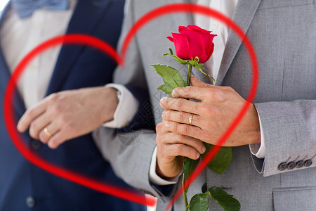 人,同婚姻,情人节爱情亲密的快乐男夫妇与红玫瑰花牵手婚礼与红色心形图片