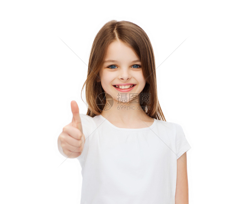 T恤的快乐的人的微笑的小女孩穿着空白的白色T恤,竖大拇指穿着空白白色T恤的小女孩展示拇指图片